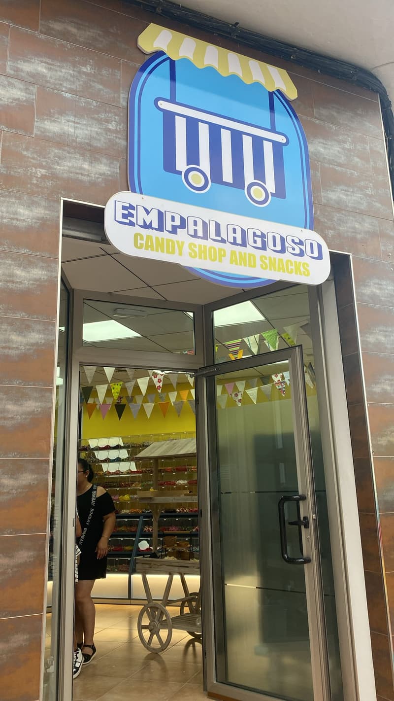 Fachada de Empalagoso con el rótulo del carrito sobre la puerta